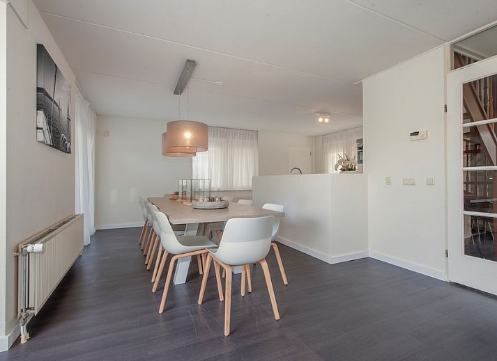 Villa R10B in Kamperland, ein charmantes Ferienhaus in Nord-Beveland, Zeeland, mit einer einladenden Veranda und einem schoenen Garten.