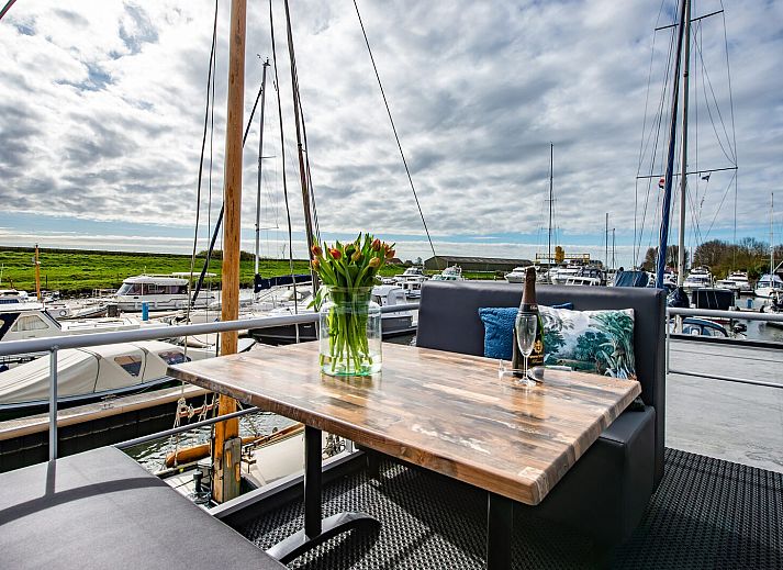 Uitzicht op de jachthaven van Marina Kamperland vanuit Waterlodge Blue Lagoon, een vakantiehuis in Zeeland.