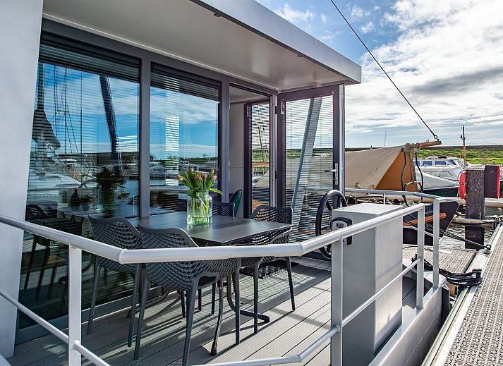 Uitzicht op de jachthaven van Marina Kamperland vanuit Waterlodge Blue Lagoon, een vakantiehuis in Zeeland.