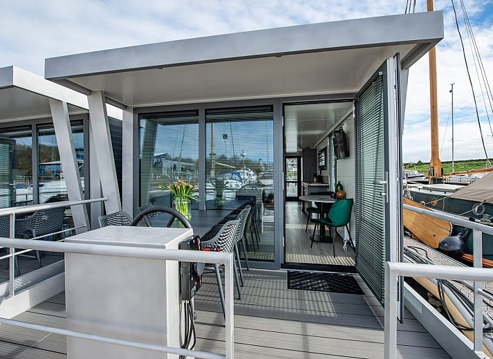 Uitzicht op de jachthaven van Marina Kamperland vanuit Waterlodge Blue Lagoon, een vakantiehuis in Zeeland.