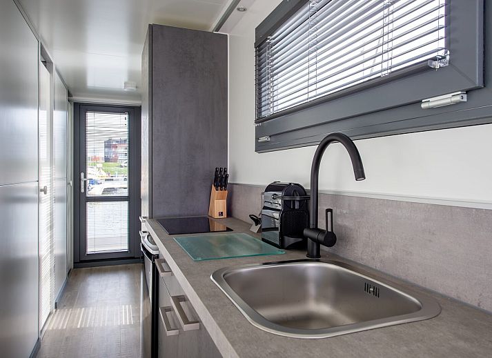 Uitzicht op de jachthaven van Marina Kamperland vanuit Waterlodge Blue Lagoon, een vakantiehuis in Zeeland.