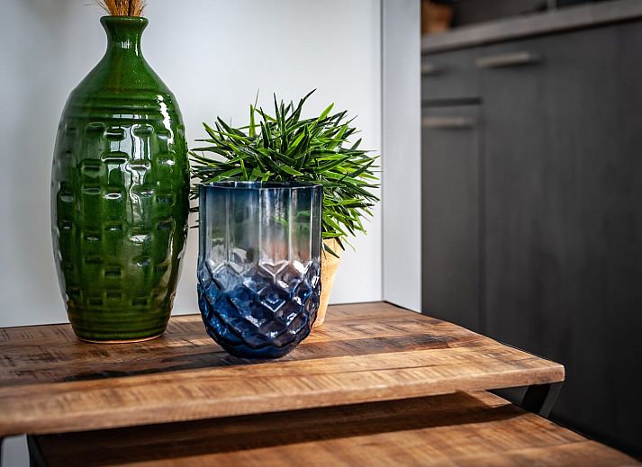 Gezellige woonkamer in Waterlodge Blue Lagoon, Marina Kamperland, met uitzicht op de boten in Noord-Beveland.