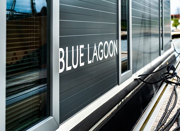 Gezellige woonkamer in Waterlodge Blue Lagoon, Marina Kamperland, met uitzicht op de boten in Noord-Beveland.