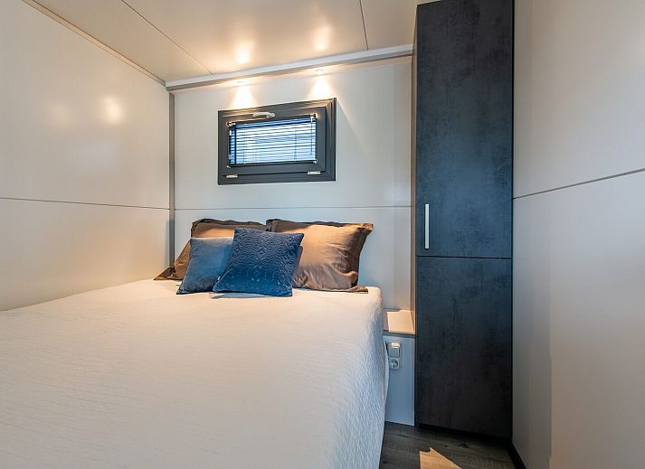 Moderne binnenruimte van Waterlodge Blue Lagoon in Kamperland, ideaal voor een luxe vakantie in Zeeland.