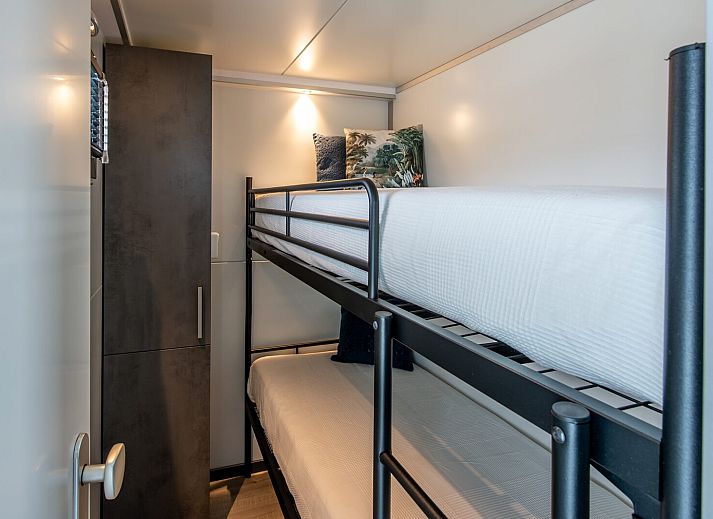 Moderne binnenruimte van Waterlodge Blue Lagoon in Kamperland, ideaal voor een luxe vakantie in Zeeland.