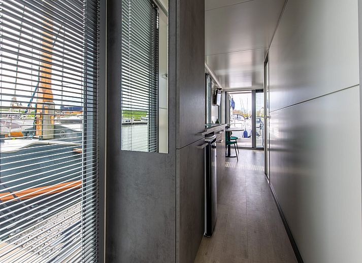 Moderne binnenruimte van Waterlodge Blue Lagoon in Kamperland, ideaal voor een luxe vakantie in Zeeland.