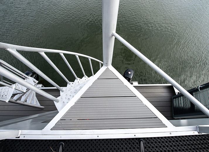 Moderne binnenruimte van Waterlodge Blue Lagoon in Kamperland, ideaal voor een luxe vakantie in Zeeland.