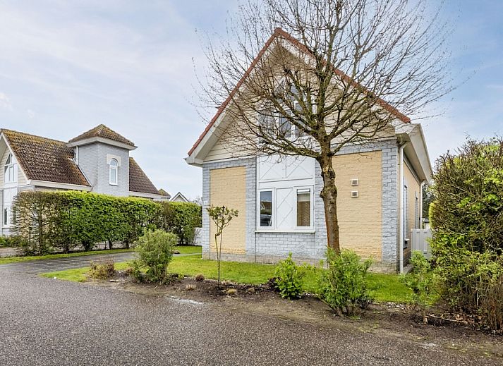 Gezellige woonkamer van Villa 4A in Kamperland, Noord-Beveland. Vakantiehuis met sfeervol interieur en uitzicht op groene tuin in Zeeland.