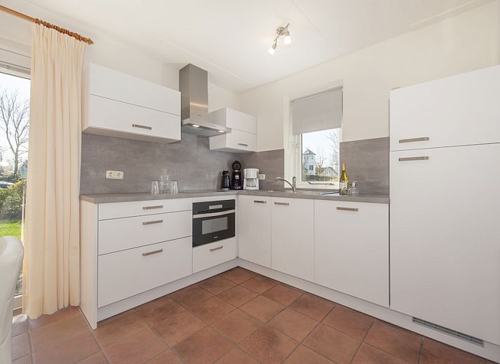 Villa 6A in Kamperland, een charmant vakantiehuis in Zeeland met een prachtig exterieur en groene omgeving.