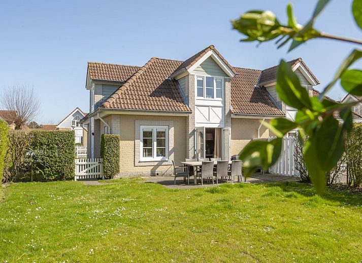 Villa 8A in Kamperland, ein charmantes Ferienhaus in Zeeland mit sonniger Terrasse und gruenem Garten fuer einen entspannten Aufenthalt.