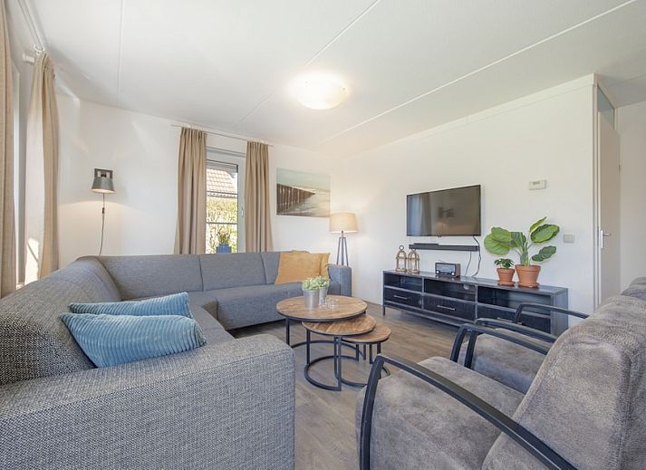 Villa 8A in Kamperland, ein charmantes Ferienhaus in Zeeland mit sonniger Terrasse und gruenem Garten fuer einen entspannten Aufenthalt.