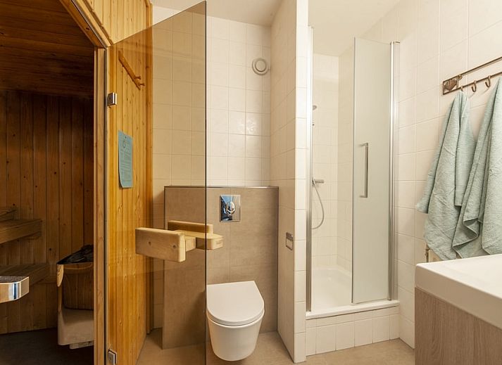 Gemuetliches Wohnzimmer der Villa 8A, eines Ferienhauses in Kamperland, Noord-Beveland, mit komfortabler Sitzecke und moderner Einrichtung.