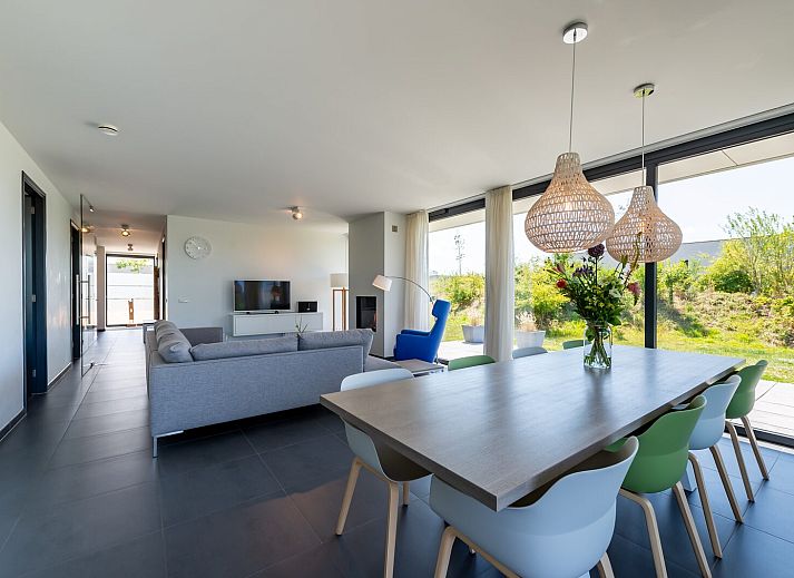 Zandbank 09 | De Groote Duynen in Kamperland, moderne woonkamer met open haard en uitzicht op tuin.