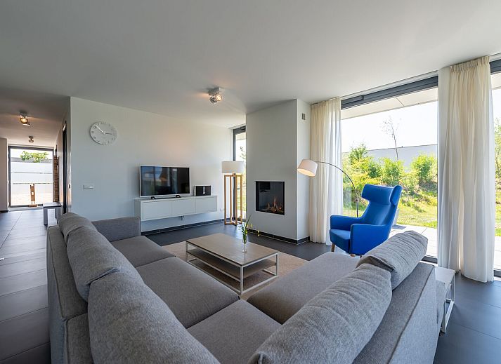 Zandbank 09 | De Groote Duynen in Kamperland, moderne woonkamer met open haard en uitzicht op tuin.