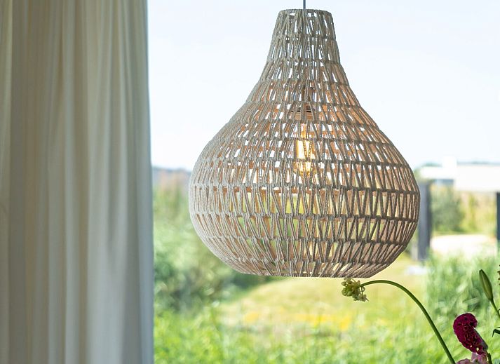 Ruime eetkamer in Zandbank 09 | De Groote Duynen, Kamperland, met grote tafel en veel lichtinval.