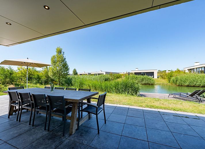 Ruime eetkamer in Zandbank 09 | De Groote Duynen, Kamperland, met grote tafel en veel lichtinval.