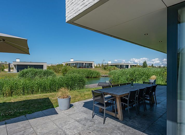 Ruime eetkamer in Zandbank 09 | De Groote Duynen, Kamperland, met grote tafel en veel lichtinval.