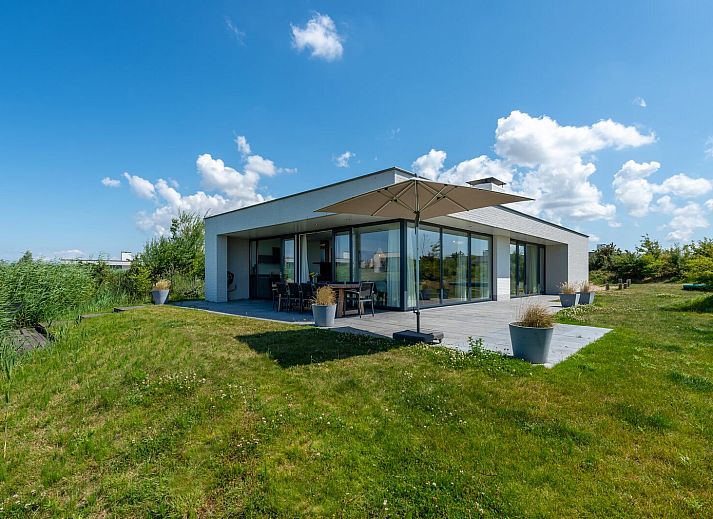 Ruime eetkamer in Zandbank 09 | De Groote Duynen, Kamperland, met grote tafel en veel lichtinval.