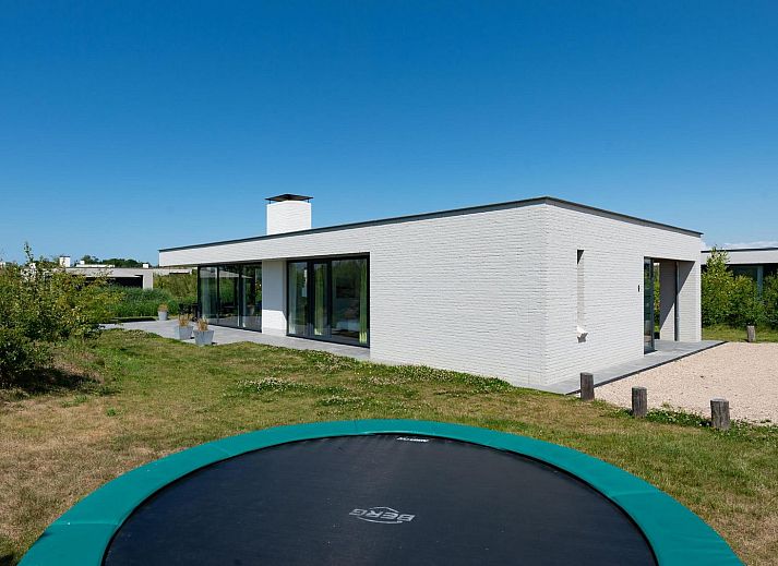 Ruime eetkamer in Zandbank 09 | De Groote Duynen, Kamperland, met grote tafel en veel lichtinval.