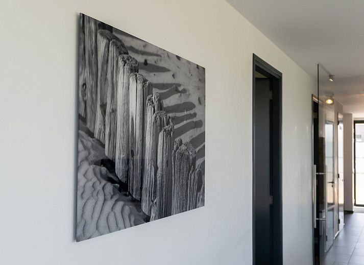 Eettafel met bloemen in Zandbank 09 | De Groote Duynen, Kamperland, met uitzicht op het terras.