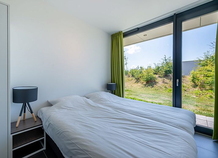 Eettafel met bloemen in Zandbank 09 | De Groote Duynen, Kamperland, met uitzicht op het terras.