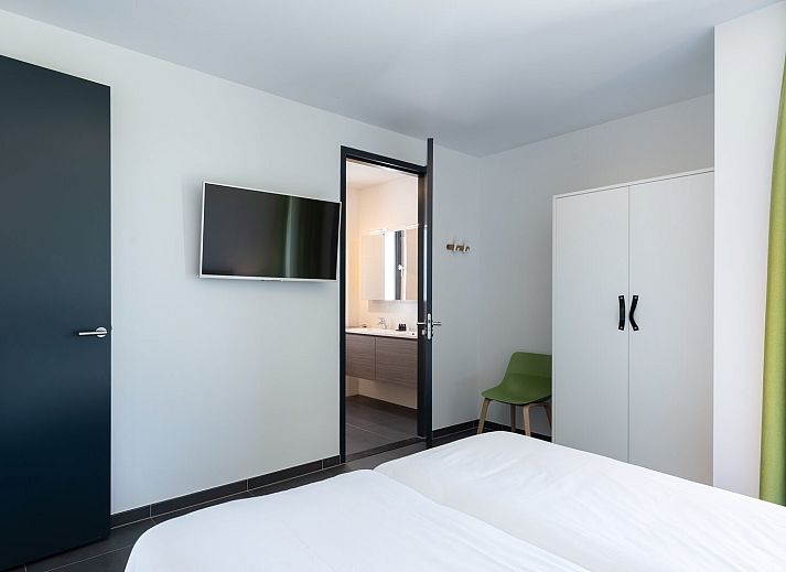 Eettafel met bloemen in Zandbank 09 | De Groote Duynen, Kamperland, met uitzicht op het terras.