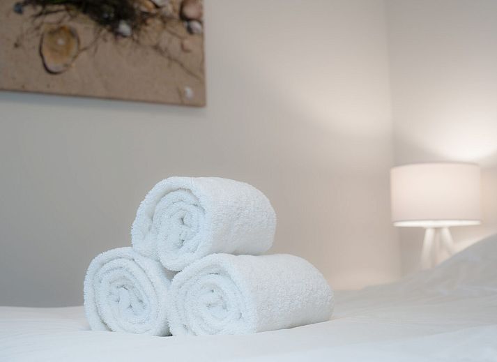 Zandbank 09 | De Groote Duynen, Kamperland, eetruimte met moderne lampen en uitzicht op de tuin.