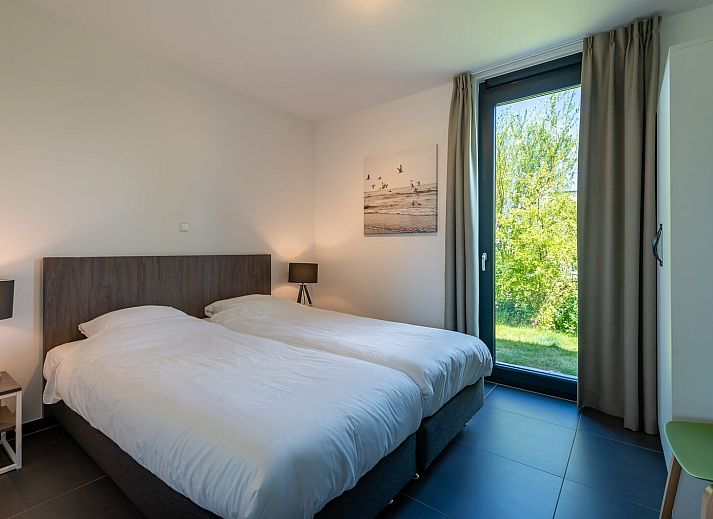 Zandbank 09 | De Groote Duynen, Kamperland, eetruimte met moderne lampen en uitzicht op de tuin.