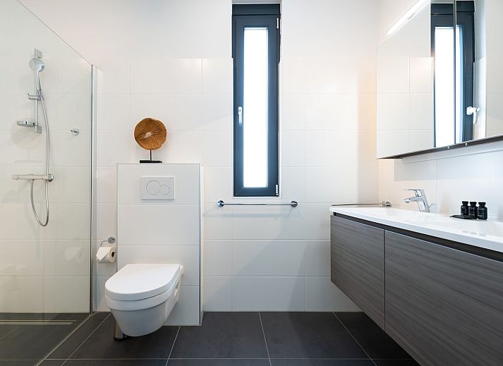 Stijlvolle hanglamp in Zandbank 09 | De Groote Duynen, Kamperland, met uitzicht op de natuur.