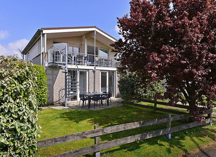 Vakantiehuis Ostrea 106 in Roompot Beach Resort, Kamperland met bloeiende tuin in Noord-Beveland, Zeeland.