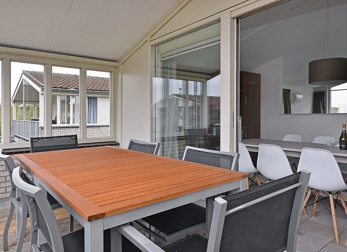 Vakantiehuis Ostrea 106 in Roompot Beach Resort, Kamperland met bloeiende tuin in Noord-Beveland, Zeeland.