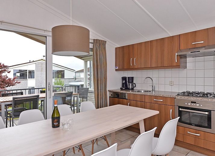 Buitenterras van Ostrea 106 in Roompot Beach Resort, Kamperland omgeven door groen in Noord-Beveland, Zeeland.