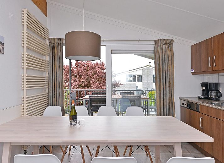 Buitenterras van Ostrea 106 in Roompot Beach Resort, Kamperland omgeven door groen in Noord-Beveland, Zeeland.