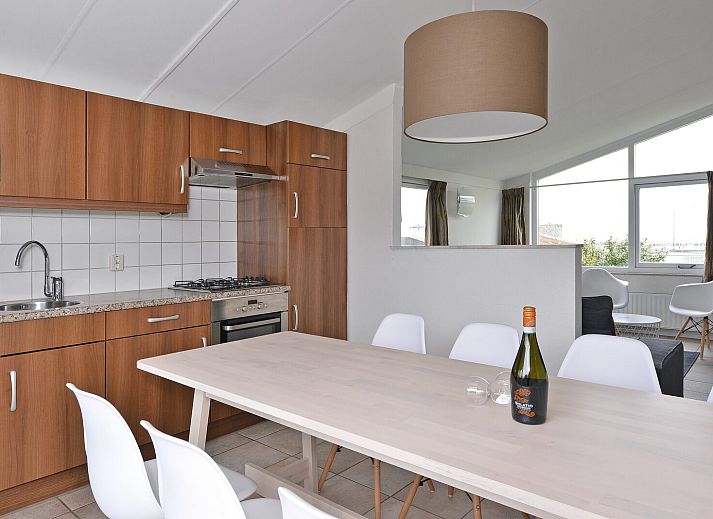 Buitenterras van Ostrea 106 in Roompot Beach Resort, Kamperland omgeven door groen in Noord-Beveland, Zeeland.