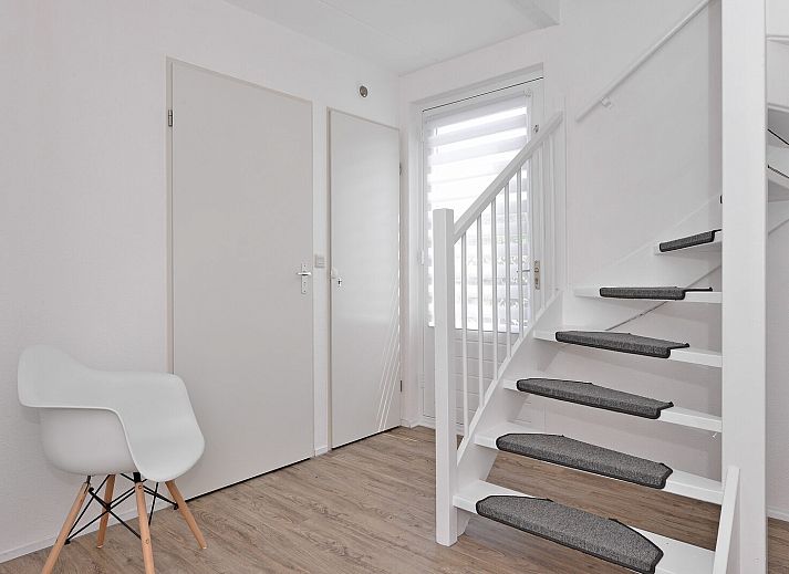 Buitenterras van Ostrea 106 in Roompot Beach Resort, Kamperland omgeven door groen in Noord-Beveland, Zeeland.