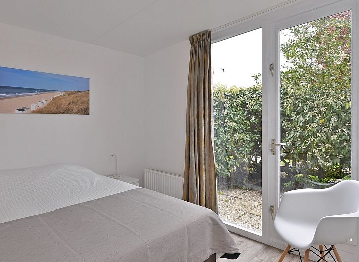 Veranda van Ostrea 106 in Roompot Beach Resort, Kamperland met eettafel en uitzicht in Noord-Beveland, Zeeland.