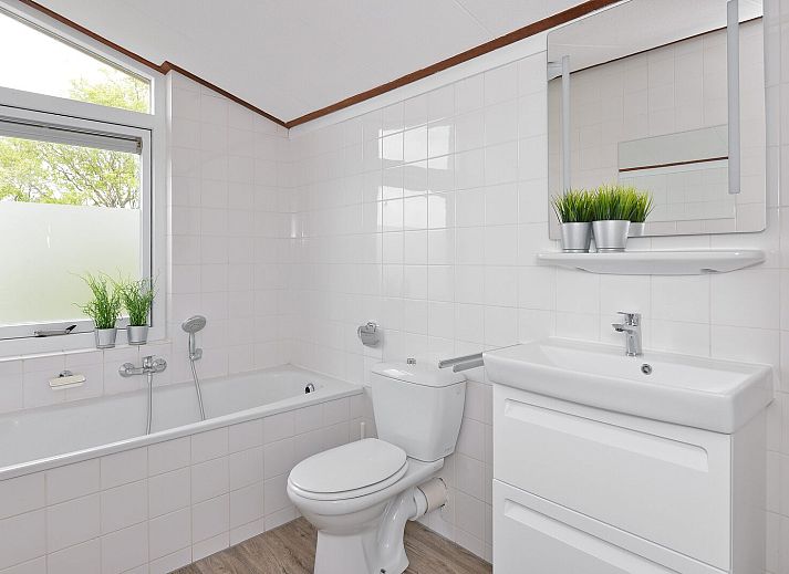 Veranda van Ostrea 106 in Roompot Beach Resort, Kamperland met eettafel en uitzicht in Noord-Beveland, Zeeland.