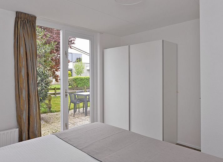 Veranda van Ostrea 106 in Roompot Beach Resort, Kamperland met eettafel en uitzicht in Noord-Beveland, Zeeland.