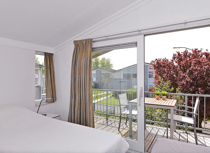 Ruime woonkamer van Ostrea 106 in Roompot Beach Resort, Kamperland met comfortabele bank in Noord-Beveland, Zeeland.