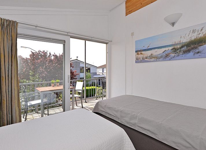 Ruime woonkamer van Ostrea 106 in Roompot Beach Resort, Kamperland met comfortabele bank in Noord-Beveland, Zeeland.