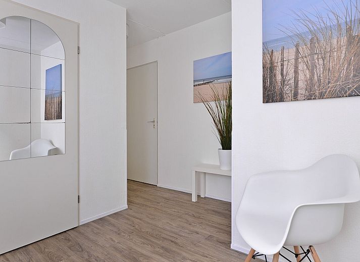 Ruime woonkamer van Ostrea 106 in Roompot Beach Resort, Kamperland met comfortabele bank in Noord-Beveland, Zeeland.