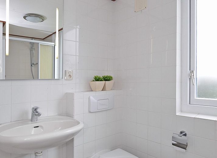 Ruime woonkamer van Ostrea 106 in Roompot Beach Resort, Kamperland met comfortabele bank in Noord-Beveland, Zeeland.