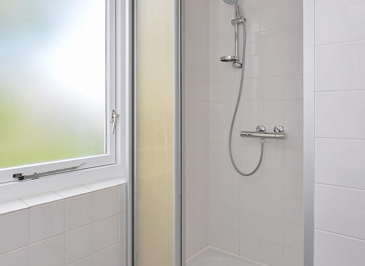 Ruime woonkamer van Ostrea 106 in Roompot Beach Resort, Kamperland met comfortabele bank in Noord-Beveland, Zeeland.