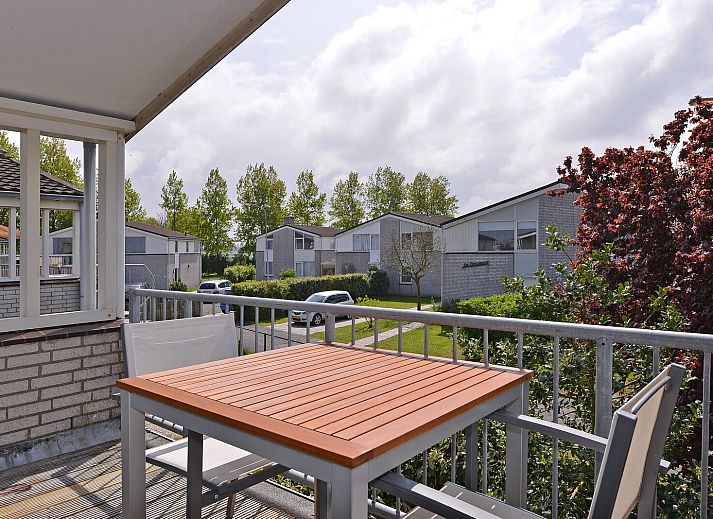 Gezellige zithoek in Ostrea 106, Roompot Beach Resort, Kamperland met open haard in Noord-Beveland, Zeeland.