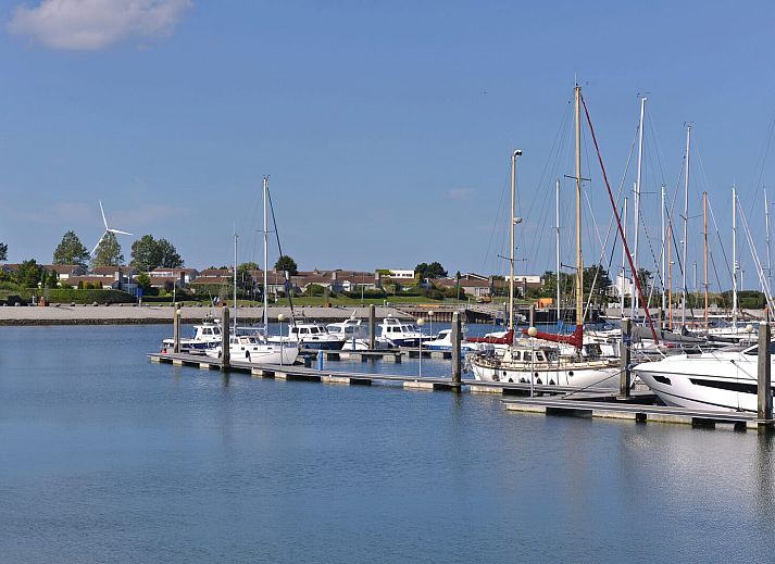 Gezellige zithoek in Ostrea 106, Roompot Beach Resort, Kamperland met open haard in Noord-Beveland, Zeeland.