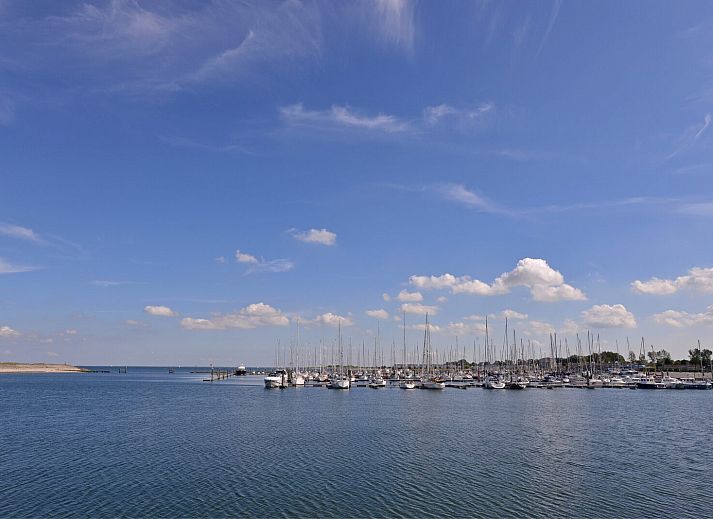 Gezellige zithoek in Ostrea 106, Roompot Beach Resort, Kamperland met open haard in Noord-Beveland, Zeeland.