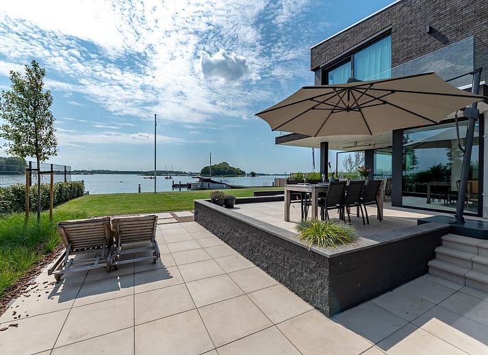 Luxe woonkamer in vakantiehuis Sternlaan 9 | De Schotsman, Kamperland, met uitzicht op het water in Noord-Beveland, Zeeland.