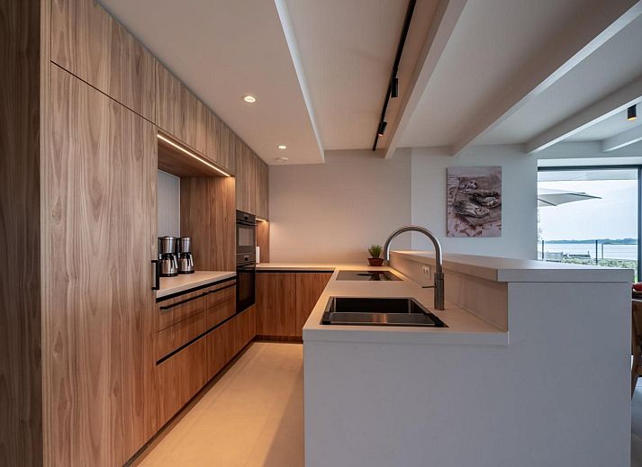 Ruim terras van Sternlaan 9 | De Schotsman, Kamperland, met uitzicht op het meer, ideaal voor ontspanning in Noord-Beveland, Zeeland.