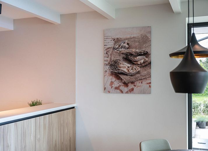 Ruim terras van Sternlaan 9 | De Schotsman, Kamperland, met uitzicht op het meer, ideaal voor ontspanning in Noord-Beveland, Zeeland.