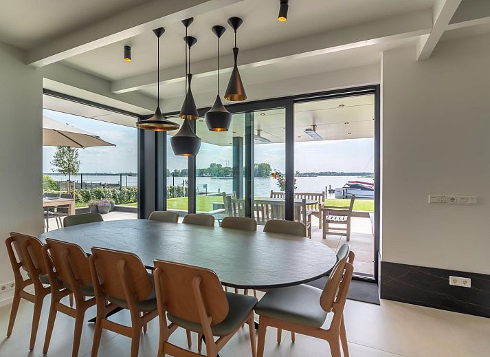 Ruim terras van Sternlaan 9 | De Schotsman, Kamperland, met uitzicht op het meer, ideaal voor ontspanning in Noord-Beveland, Zeeland.